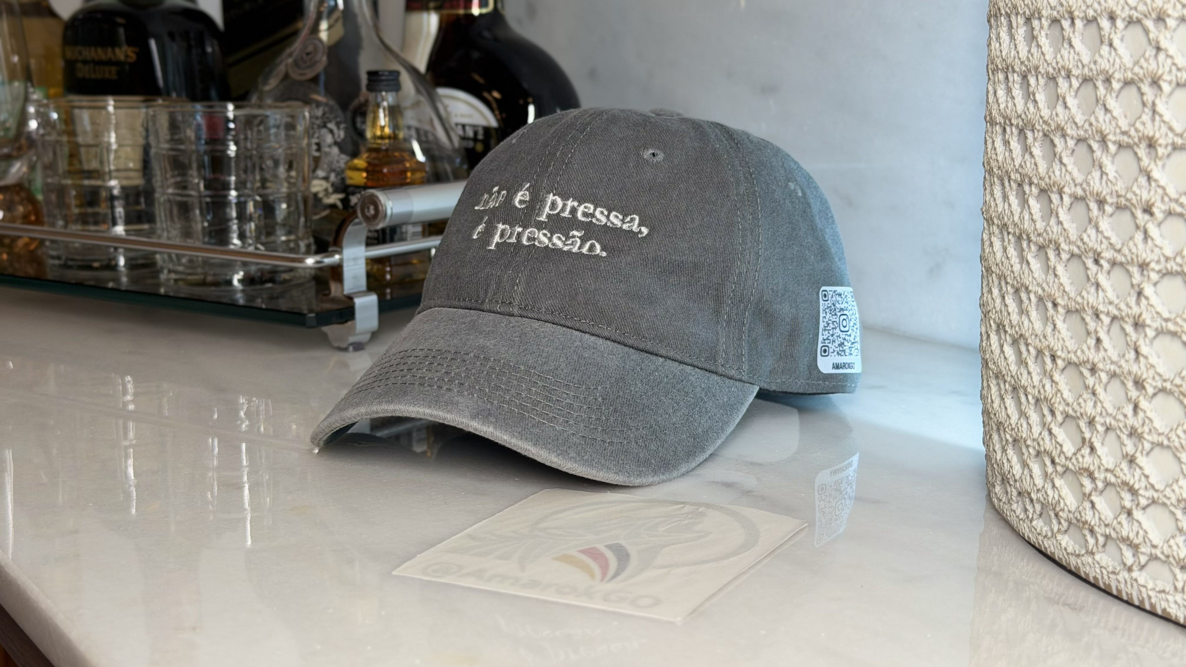 Kit Boné AmarokGO Dad Hat Premium Não é pressa, é pressão. Cinza/Branco + Adesivo AmarokGO